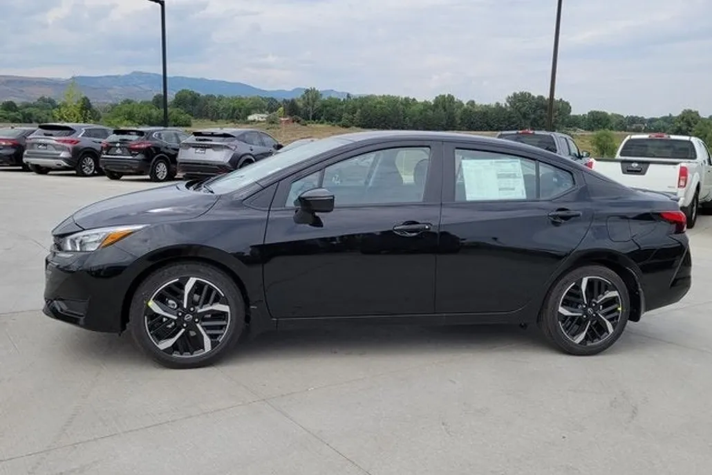 2025 Nissan Versa 1.6 SR photo 1