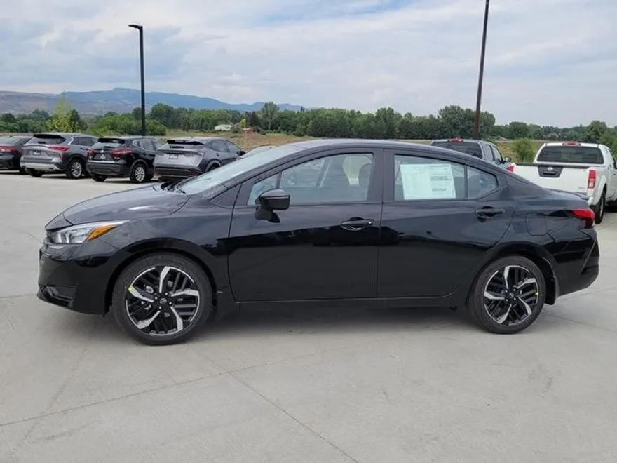 2025 Nissan Versa 1.6 SR photo 1