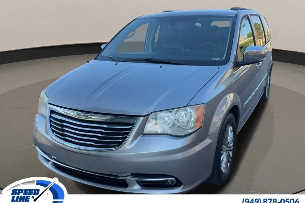 2014 Chrysler Town & Country photo 1