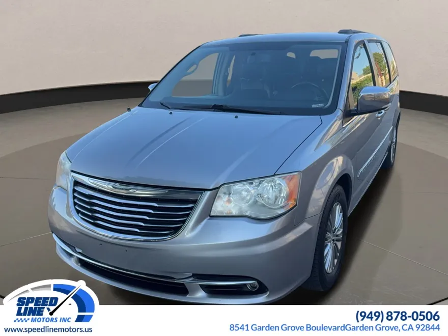 2014 Chrysler Town & Country photo 1