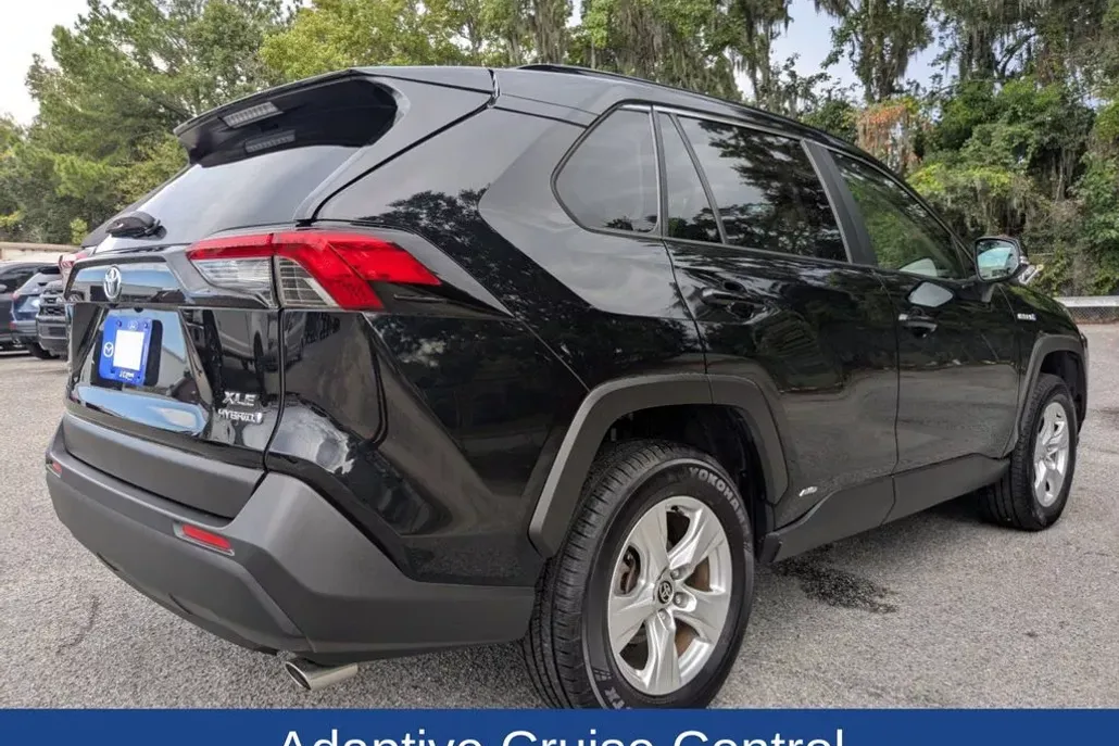 2020 Toyota RAV4 Hybrid XLE photo 1