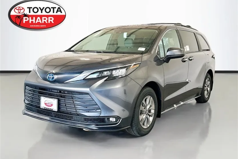 2025 Toyota Sienna XLE photo 1