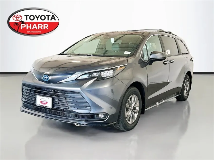 2025 Toyota Sienna XLE photo 1
