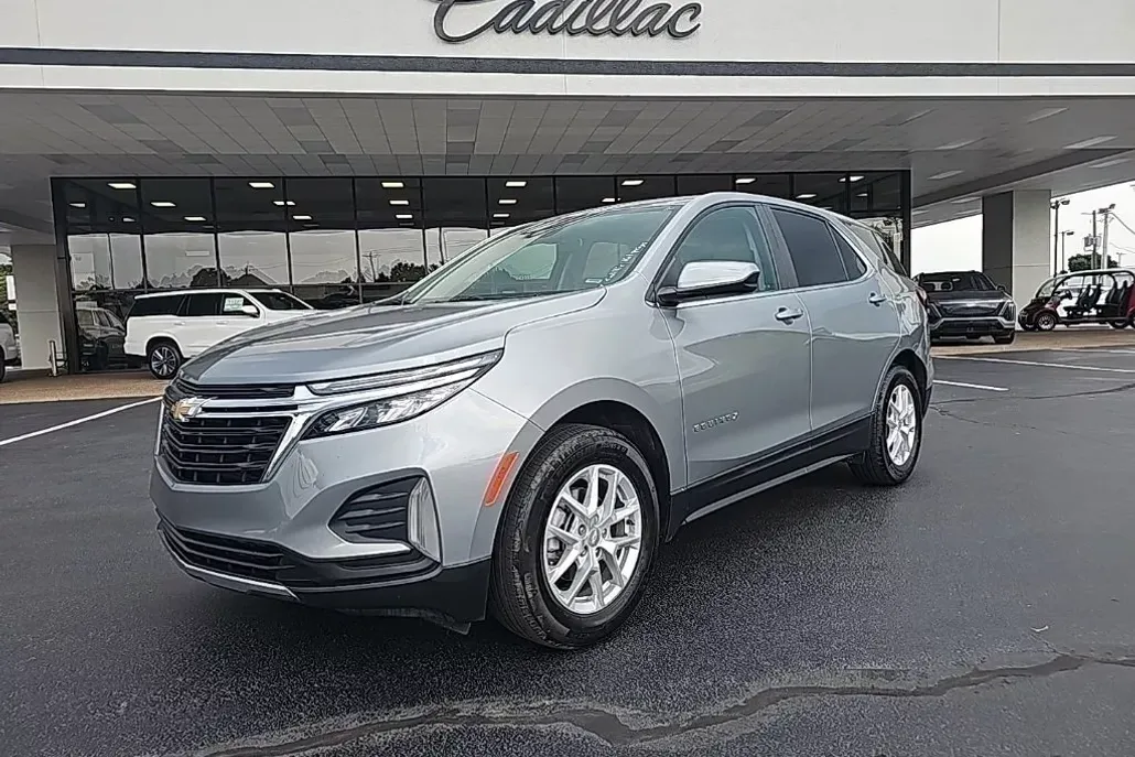 2023 Chevrolet Equinox LT photo 1