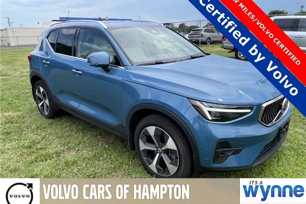 2024 Volvo XC40 Plus AWD photo 1