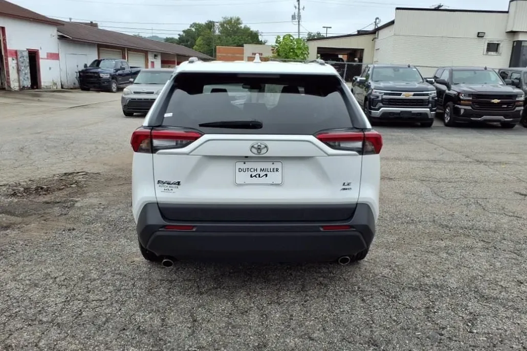 2021 Toyota RAV4 LE photo 1