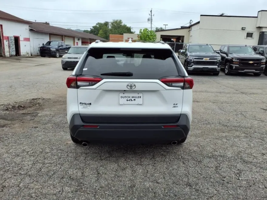 2021 Toyota RAV4 LE photo 1