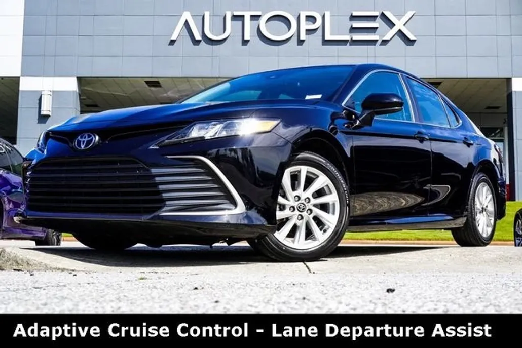 2023 Toyota Camry LE photo 1