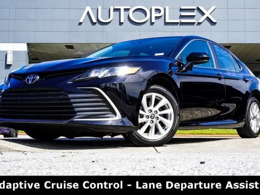 2023 Toyota Camry LE photo 1