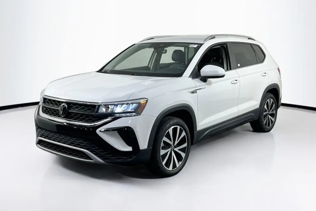 2023 Volkswagen Taos SE photo 1