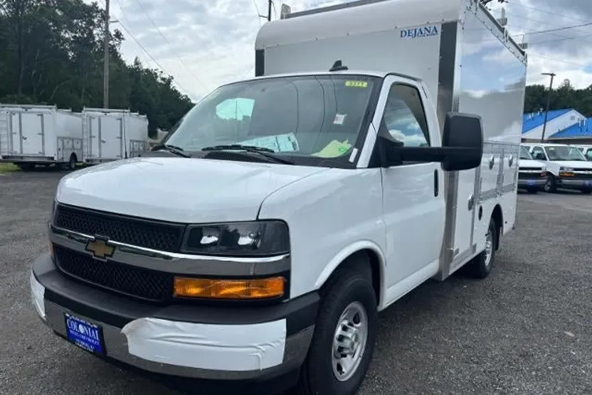 2025 Chevrolet Express Cutaway 3500 Base photo 1