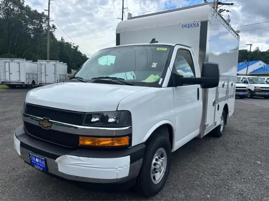 2025 Chevrolet Express Cutaway 3500 Base photo 1