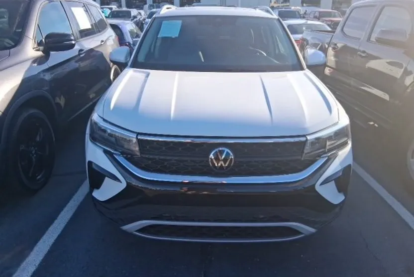 2024 Volkswagen Taos SE photo 1