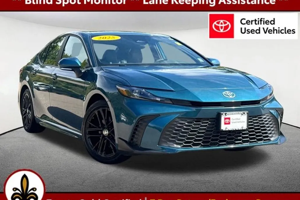 2025 Toyota Camry SE photo 1