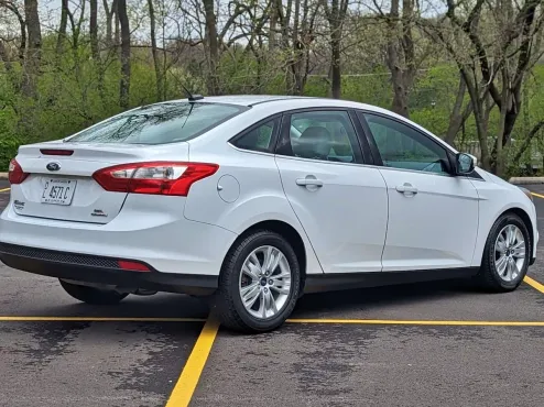 2012 Ford Focus SEL photo 4