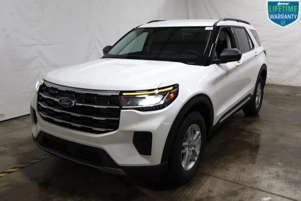 2025 Ford Explorer photo 1