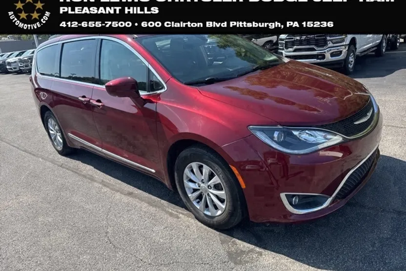 2017 Chrysler Pacifica Touring L photo 1