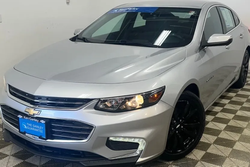 2017 Chevrolet Malibu 1LT photo 1