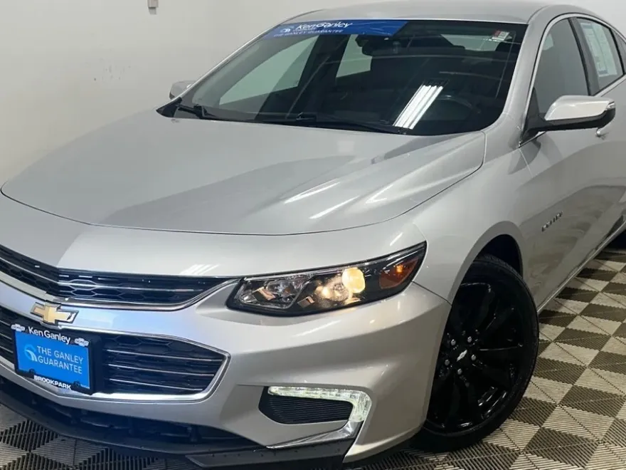 2017 Chevrolet Malibu 1LT photo 1