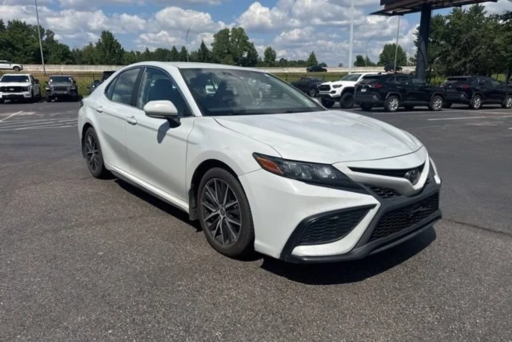 2022 Toyota Camry SE photo 1