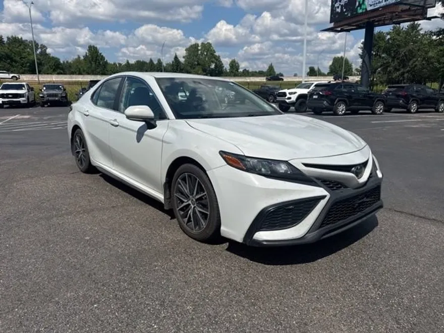 2022 Toyota Camry SE photo 1