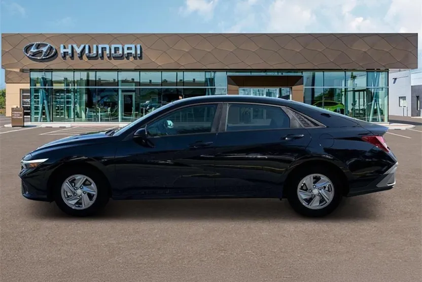2025 Hyundai Elantra SE photo 1