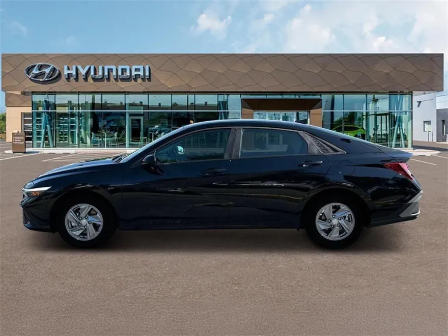 2025 Hyundai Elantra SE photo 1
