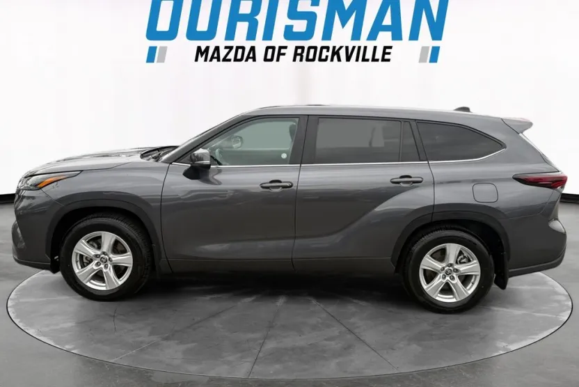 2024 Toyota Highlander LE photo 1
