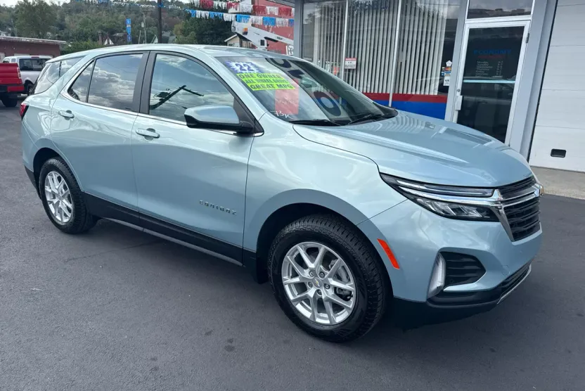 2022 Chevrolet Equinox LT photo 1