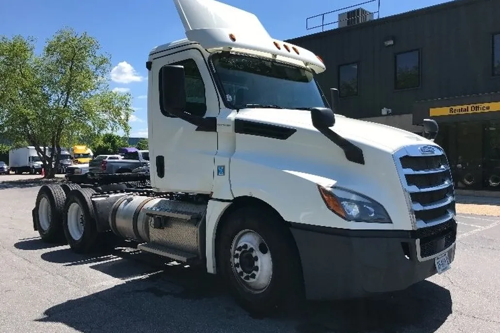 2018 Freightliner Cascadia 126" Day cab photo 1