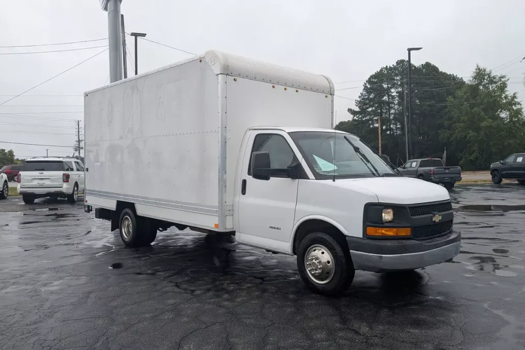 2017 Chevrolet Express Cutaway Van photo 1