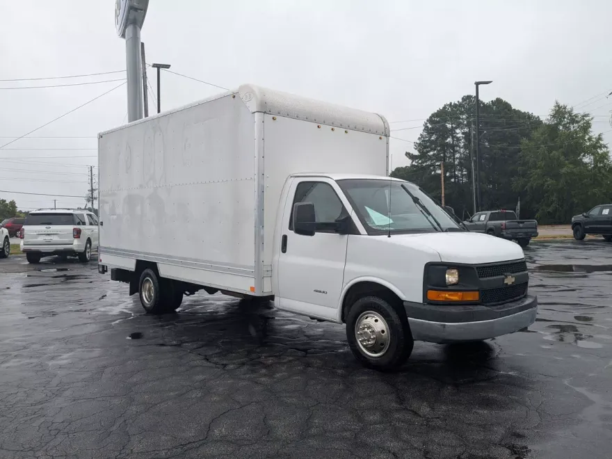 2017 Chevrolet Express Cutaway Van photo 1