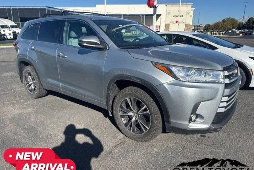 2018 Toyota Highlander LE Plus photo 1