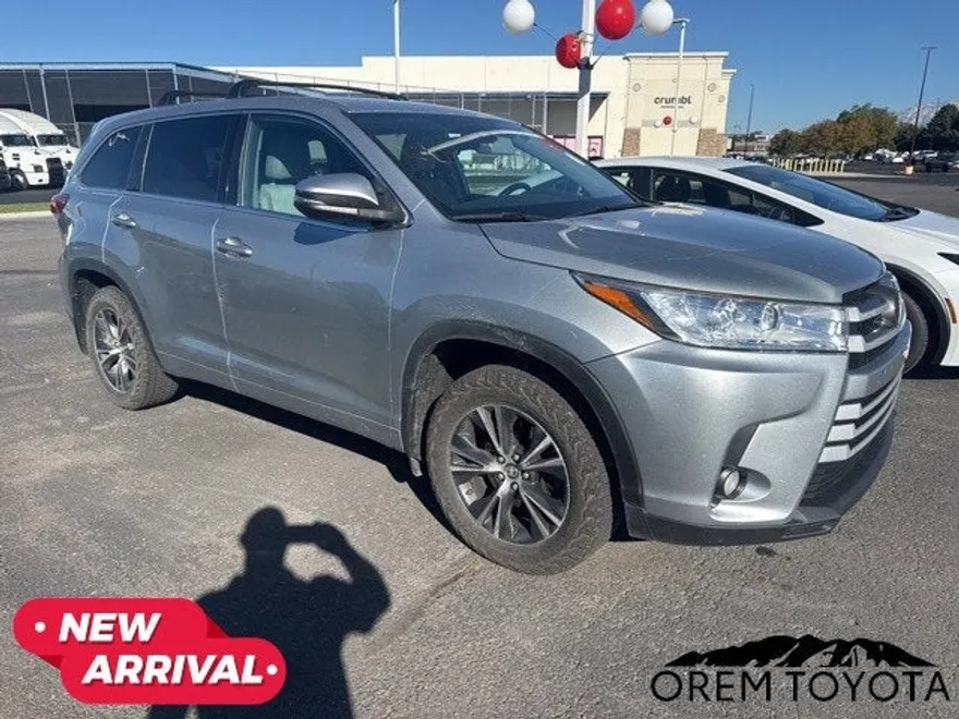 2018 Toyota Highlander LE Plus photo 1