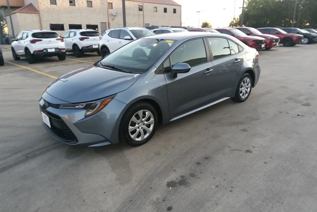 2024 Toyota Corolla LE photo 1