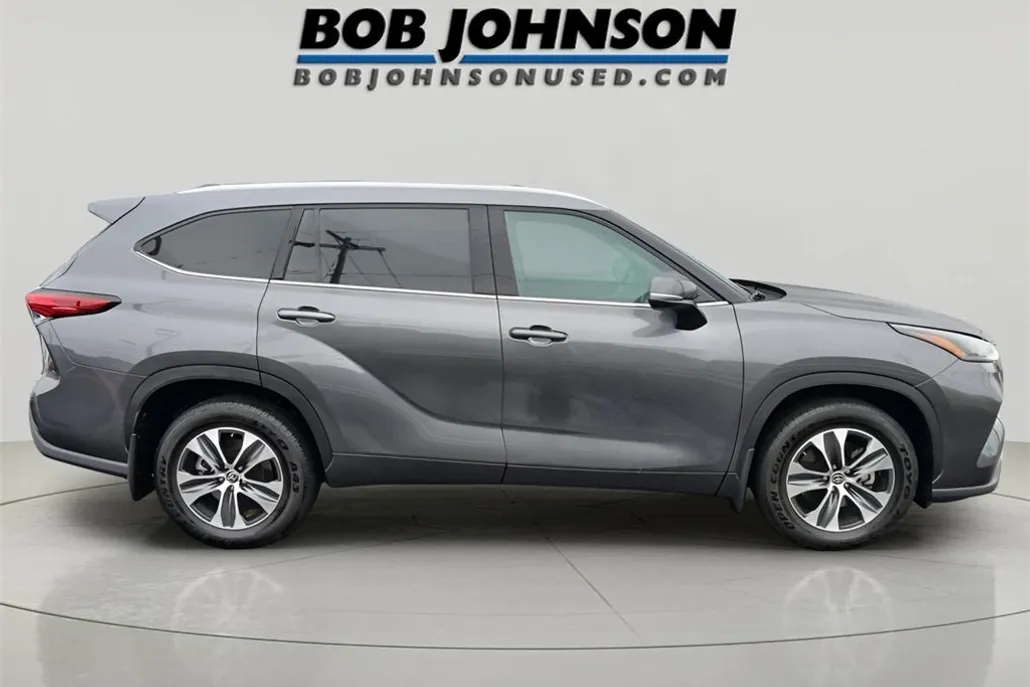 2022 Toyota Highlander XLE photo 1