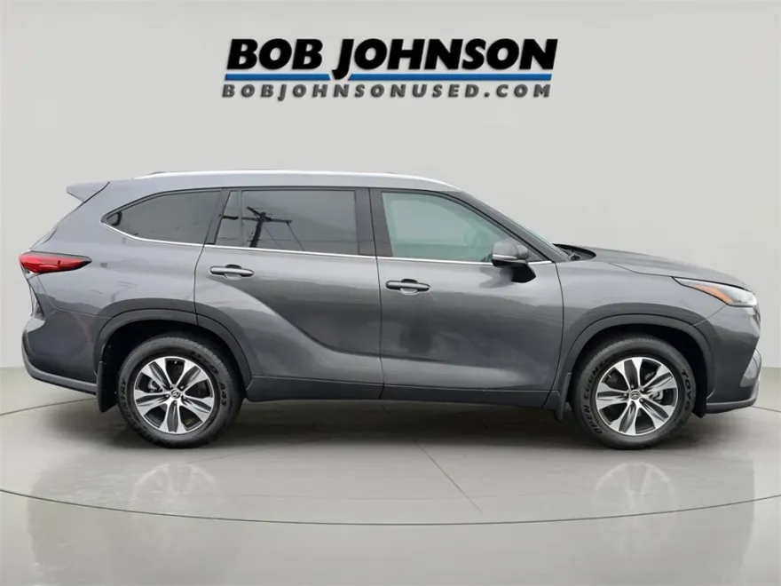 2022 Toyota Highlander XLE photo 1
