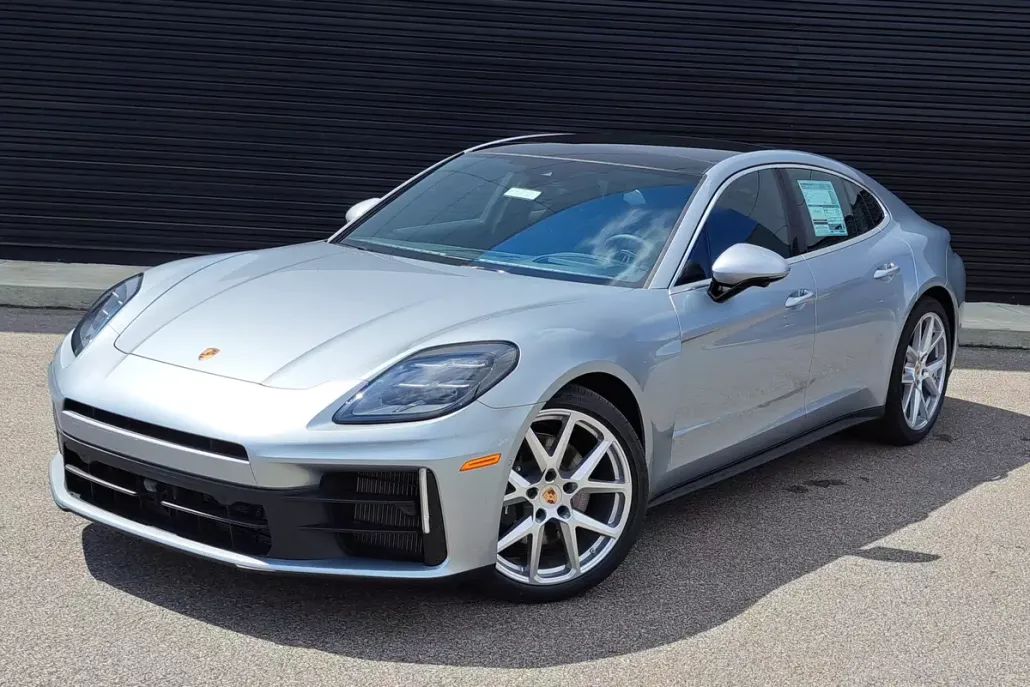 2025 Porsche Panamera 4 photo 1