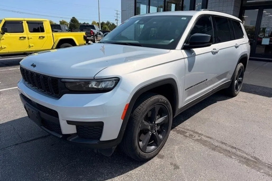 2023 Jeep Grand Cherokee Altitude photo 1