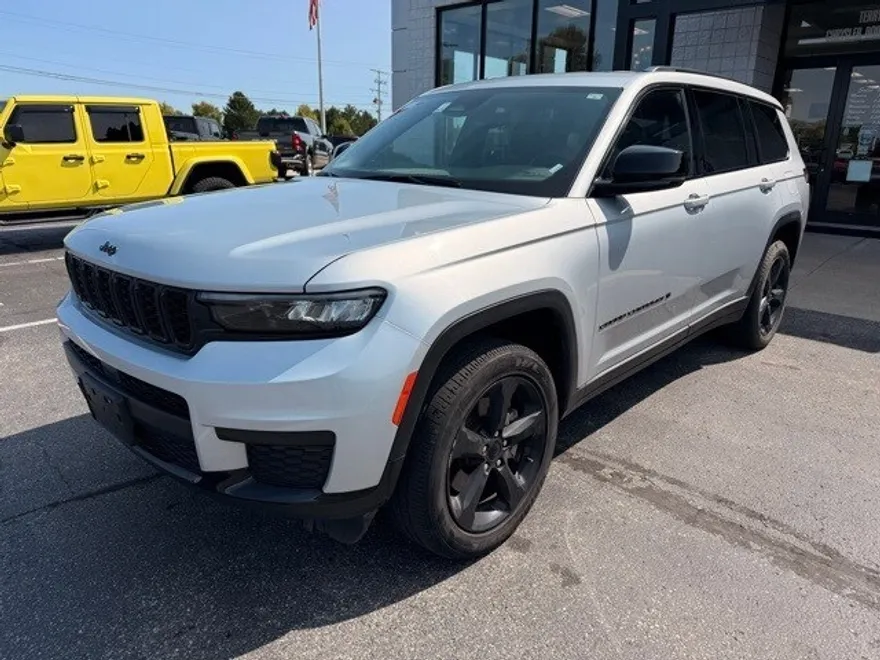 2023 Jeep Grand Cherokee Altitude photo 1
