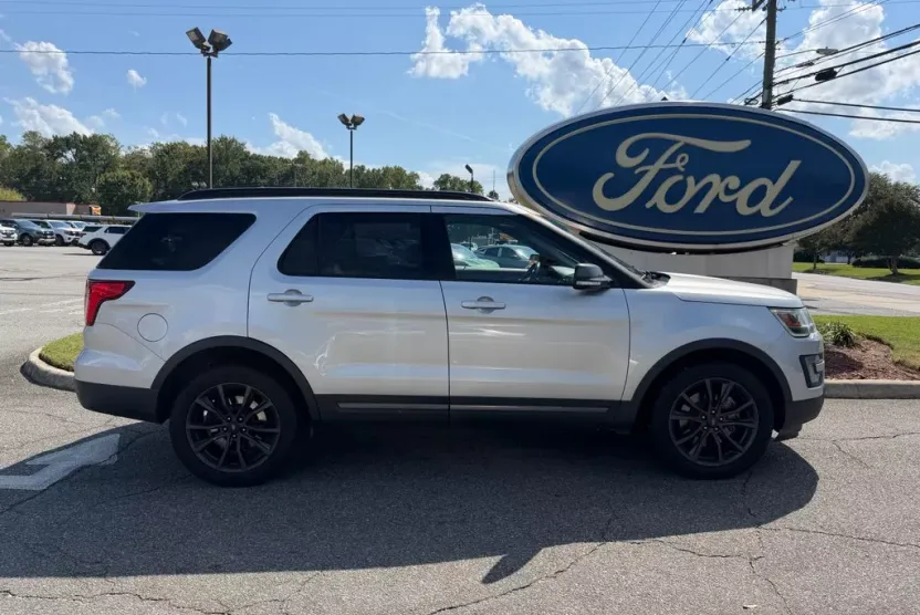 2017 Ford Explorer XLT photo 1