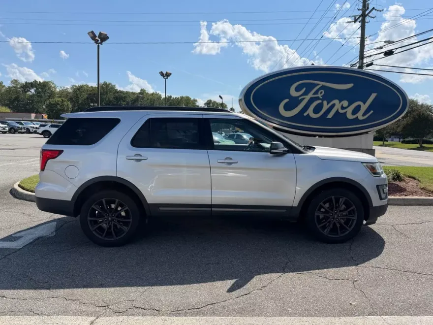 2017 Ford Explorer XLT photo 1