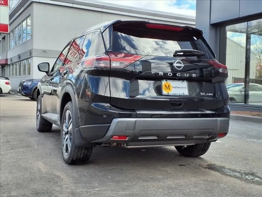 2025 Nissan Rogue SL photo 1