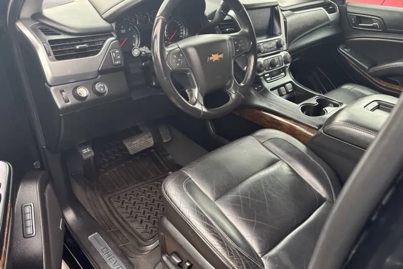 2019 Chevrolet Suburban LT photo 1