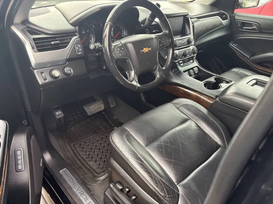 2019 Chevrolet Suburban LT photo 1