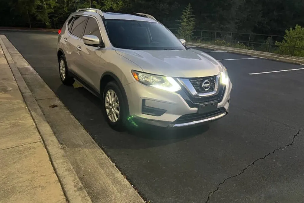 2017 Nissan Rogue SV photo 1