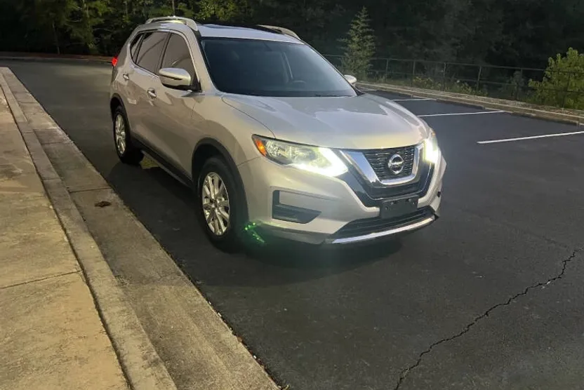 2017 Nissan Rogue SV photo 1