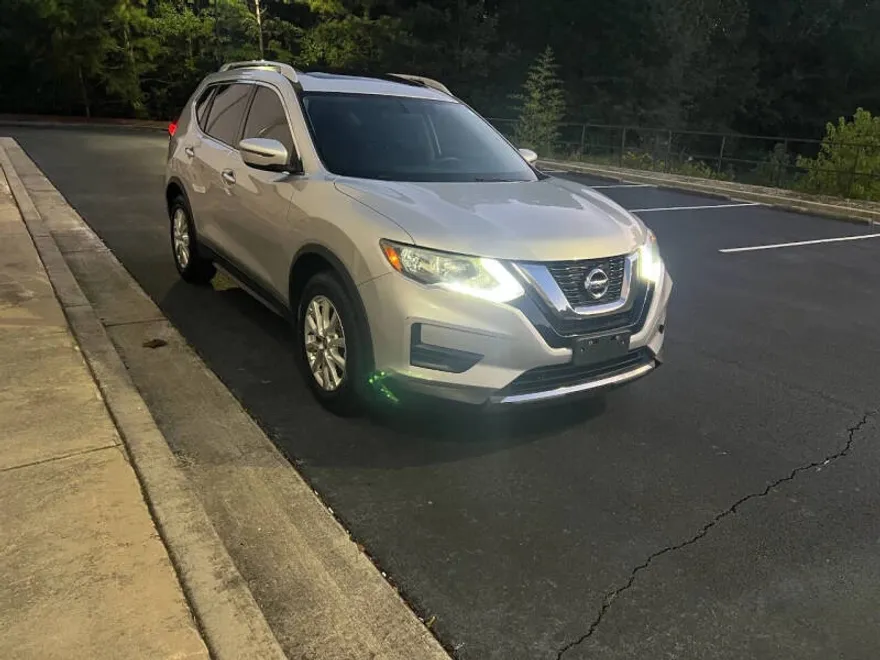 2017 Nissan Rogue SV photo 1