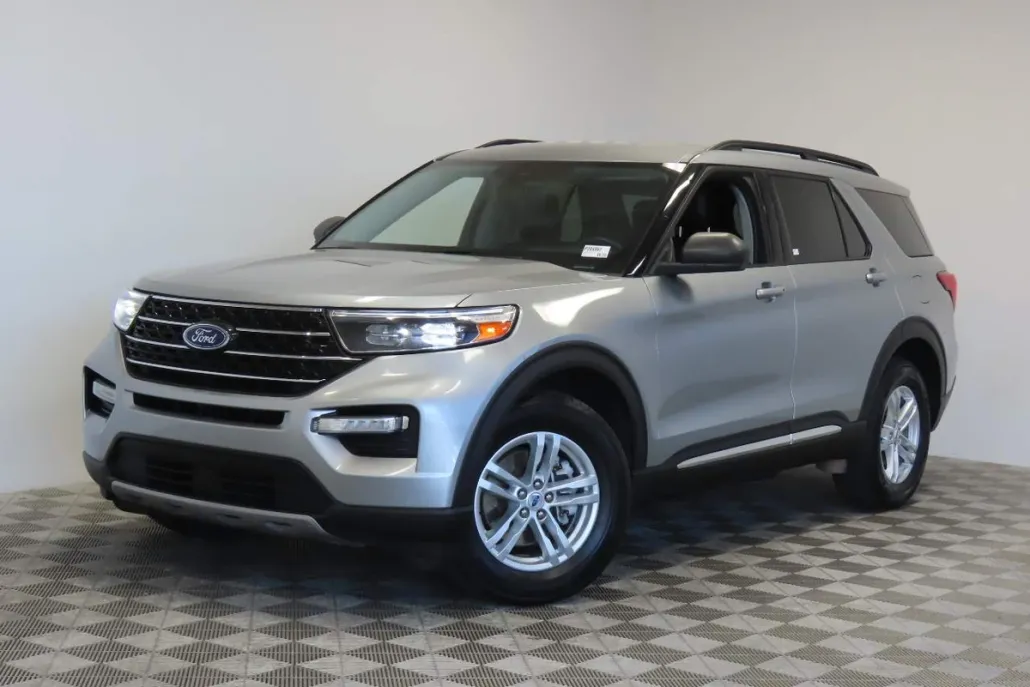 2023 Ford Explorer XLT photo 1