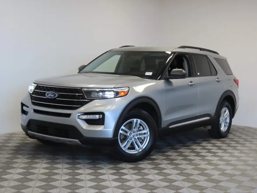 2023 Ford Explorer XLT photo 1
